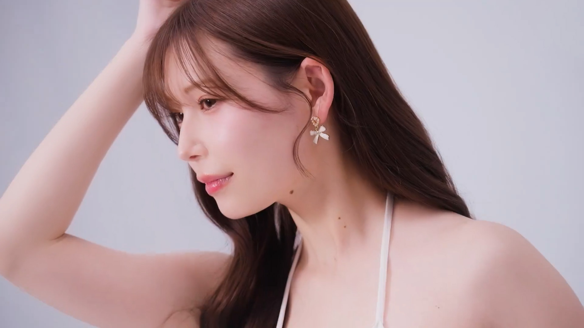 アダルトアーカイブ 美脚美女「明里つむぎ」アバウトページのイメージ画像「TRE2020」より引用