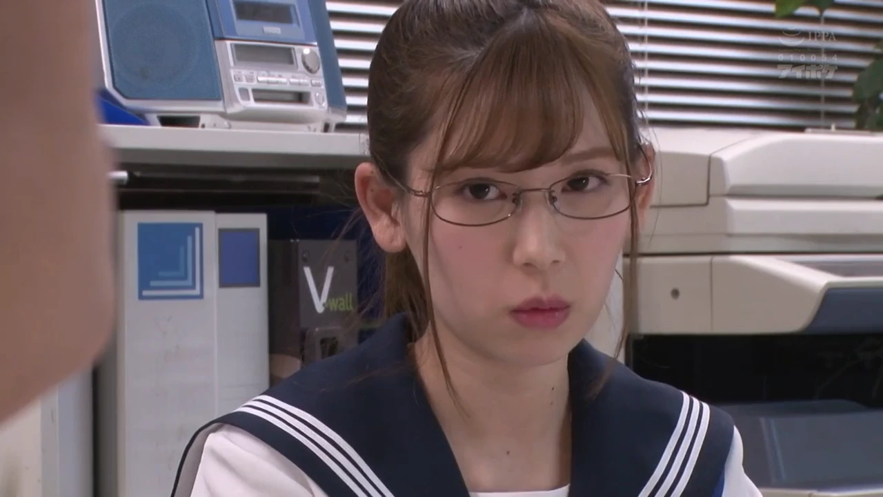 IPX-316 中年好きな小悪魔制服美少女が声の出せない状況でしたり顔でこっそりチ○ポを痴女ってくる 明里つむぎ